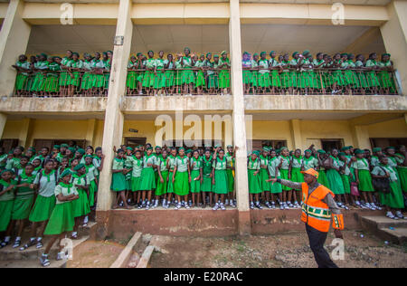 Ijebu Ode, au Nigeria. 11 Juin, 2014. Les élèves de la jeune fille musulmane's High School sont représentés dans Ijebu Ode, Nigéria, 11 juin 2014. Les filles musulmanes qui visite l'enseignement secondaire public l'école de fille sont âgés entre 11 et 18 ans. Le jeudi, au cours de sa visite de trois jours au Nigeria, le ministre allemand de la coopération économique et du développement Gerd Mueller (CSU) a annoncé que l'Allemagne fournira au pays avec un ou deux millions d'euros pour protéger les écoles contre des attaques terroristes. La décision est le résultat de l'enlèvement de plus de 200 lycéennes par les islamistes. Photo : HANNIBAL/dpa/Alamy Live News Banque D'Images