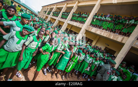 Ijebu Ode, au Nigeria. 11 Juin, 2014. Les élèves de la jeune fille musulmane's High School sont représentés dans Ijebu Ode, Nigéria, 11 juin 2014. Les filles musulmanes qui visite l'enseignement secondaire public l'école de fille sont âgés entre 11 et 18 ans. Le jeudi, au cours de sa visite de trois jours au Nigeria, le ministre allemand de la coopération économique et du développement Gerd Mueller (CSU) a annoncé que l'Allemagne fournira au pays avec un ou deux millions d'euros pour protéger les écoles contre des attaques terroristes. La décision est le résultat de l'enlèvement de plus de 200 lycéennes par les islamistes. Photo : HANNIBAL/dpa/Alamy Live News Banque D'Images