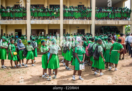 Ijebu Ode, au Nigeria. 11 Juin, 2014. Les élèves de la jeune fille musulmane's High School sont représentés dans Ijebu Ode, Nigéria, 11 juin 2014. Les filles musulmanes qui visite l'enseignement secondaire public l'école de fille sont âgés entre 11 et 18 ans. Le jeudi, au cours de sa visite de trois jours au Nigeria, le ministre allemand de la coopération économique et du développement Gerd Mueller (CSU) a annoncé que l'Allemagne fournira au pays avec un ou deux millions d'euros pour protéger les écoles contre des attaques terroristes. La décision est le résultat de l'enlèvement de plus de 200 lycéennes par les islamistes. Photo : HANNIBAL/dpa/Alamy Live News Banque D'Images