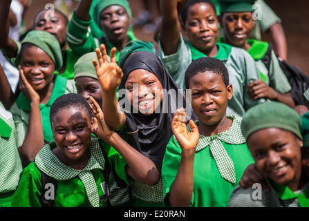 Ijebu Ode, au Nigeria. 11 Juin, 2014. Les élèves de la jeune fille musulmane's High School sont représentés dans Ijebu Ode, Nigéria, 11 juin 2014. Les filles musulmanes qui visite l'enseignement secondaire public l'école de fille sont âgés entre 11 et 18 ans. Le jeudi, au cours de sa visite de trois jours au Nigeria, le ministre allemand de la coopération économique et du développement Gerd Mueller (CSU) a annoncé que l'Allemagne fournira au pays avec un ou deux millions d'euros pour protéger les écoles contre des attaques terroristes. La décision est le résultat de l'enlèvement de plus de 200 lycéennes par les islamistes. Photo : HANNIBAL/dpa/Alamy Live News Banque D'Images