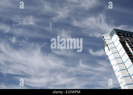 Mares tails cloud, altocumulus, dans le ciel derrière Ballys Hotel à Las Vegas Banque D'Images