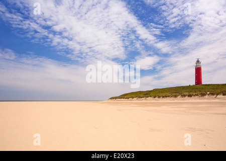 Phare rouge vif le long de la plage sur l'île hollandaise de Texel Banque D'Images