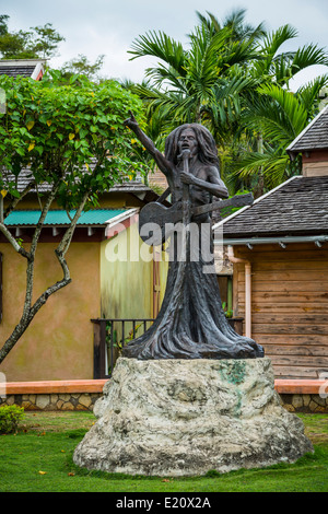 Une statue de Bob Marley dans l'Île Village shopping center à Ocho Rios, Jamaïque. Banque D'Images