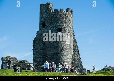 Pays de Galles Aberystwyth UK, le jeudi 12 juin 2014 avec des températures culminant à 18C (64F) sous un ciel bleu, les gens profiter de la météo en juin ensoleillé chaud la tour en ruine de château d'Aberystwyth sur la côte ouest du pays de Galles au Royaume-Uni. Les températures devraient augmenter de 2 à 3 degrés de nouveau demain, avant que davantage de temps incertain se déplace dans le week-end photo ©keith morris Banque D'Images