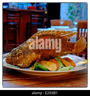 Un cichlidé de Frites ou poisson Tilapia communément connu en Israël comme 'St. Peter's fish' ou Musht servi dans un restaurant de la vieille ville de Jaffa Israël Banque D'Images