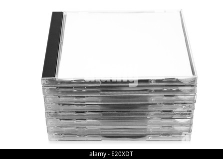 Pile de disques CD dans les cases sur fond blanc Banque D'Images