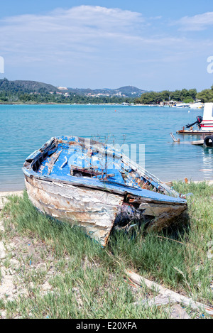 Vieux bateau en bois tombant en morceaux Banque D'Images