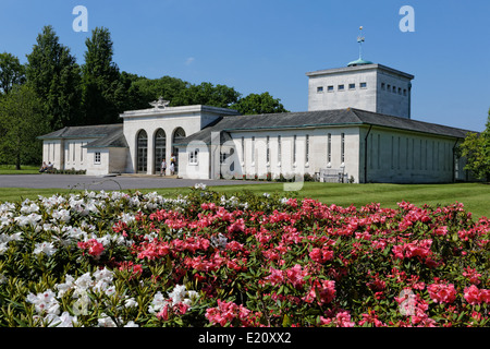 L'été - un homme & garçon visiter les Forces aériennes du Commonwealth Runnymede Memorial Banque D'Images