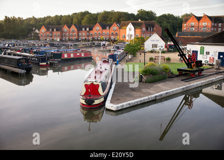 Braunston Narrowboats à Marina sur le Grand Union canal. Braunston, Northamptonshire, Angleterre Banque D'Images