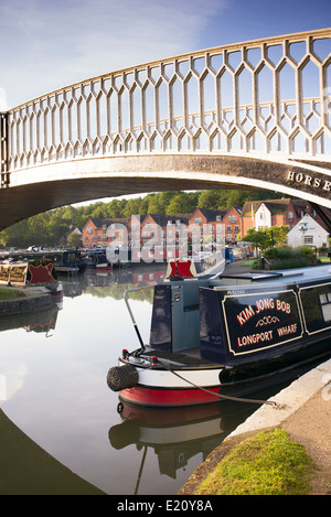 Passerelle de fer et Narrowboats à Braunston Marina sur le Grand Union canal. Braunston, Northamptonshire, Angleterre Banque D'Images