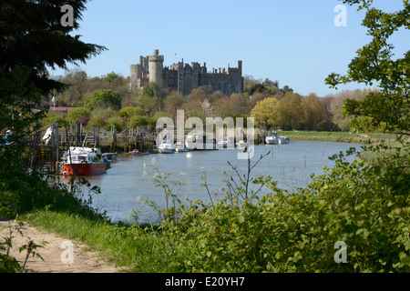 Château d'Arundel et la rivière Arun et bateaux amarrés. West Sussex. L'Angleterre Banque D'Images