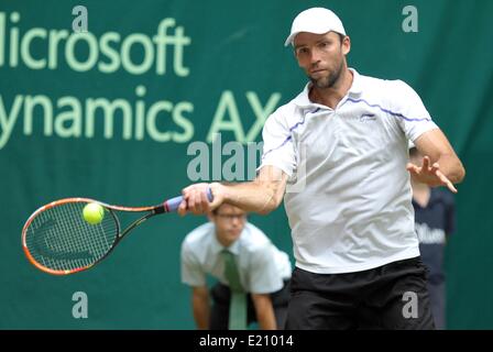 Halle (Westphalie), Allemagne, 12 juin 2014. La Croatie Ivo Karlovic en action contre le Yen-Hsun Lu au cours de l'ATP tournoi en Photo : OLIVER KRATO/dpa/Alamy Live News Banque D'Images