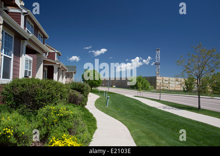 Greeley, Colorado - Une plate-forme de forage près des maisons dans un quartier résidentiel. Banque D'Images