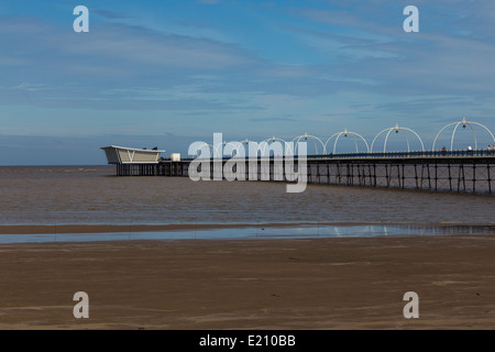 La plage Sea Wall et de la jetée de Southport Merseyside England. Banque D'Images