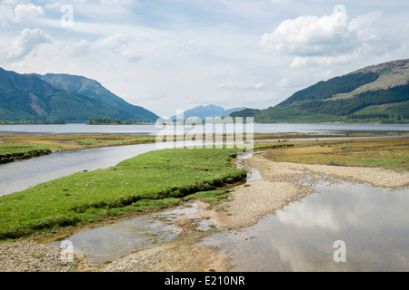 Embouchure de la rivière de l'Europe avec vue sur la mer et les montagnes de Loch Leven. Invercoe, Glencoe, Highland, Scotland, UK, Grande-Bretagne Banque D'Images