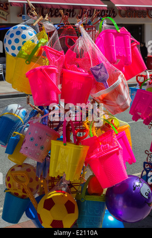 Godet multicolores, bêches, ballons de plage, des filets de pêche et des bonbons à la sortie à Southport Merseyside. Banque D'Images