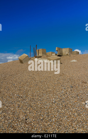 Partie de la défense anti-invasion massive à l'extrémité ouest de la plage de Chesil, Abbotsbury, Angleterre, Royaume-Uni, Europe Banque D'Images