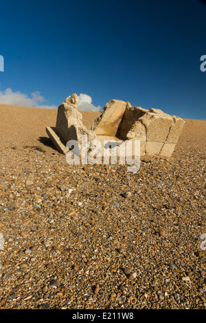 Casemate DE LA SECONDE GUERRE MONDIALE détruit à l'extrémité ouest de la plage de Chesil, Abbotsbury, Angleterre, Royaume-Uni, Europe Banque D'Images