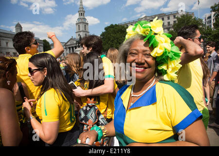 Londres, Royaume-Uni. Jeudi 12 juin 2014. Les Brésiliens se réunissent pour les célébrations du Jour du Brésil à Trafalgar Square. Un Rassemblement pour célébrer le début de la Coupe du Monde de la FIFA, Brésil 2014. Revelers chanter et danser et jouer jeux de football et tous les dans le jaune vert et bleu du drapeau brésilien. Crédit : Michael Kemp/Alamy Live News Banque D'Images