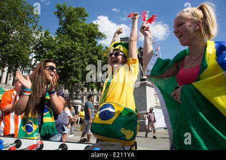 Londres, Royaume-Uni. Jeudi 12 juin 2014. Jouer au baby-foot. Les Brésiliens se réunissent pour les célébrations du Jour du Brésil à Trafalgar Square. Un Rassemblement pour célébrer le début de la Coupe du Monde de la FIFA, Brésil 2014. Revelers chanter et danser et jouer jeux de football et tous les dans le jaune vert et bleu du drapeau brésilien. Crédit : Michael Kemp/Alamy Live News Banque D'Images