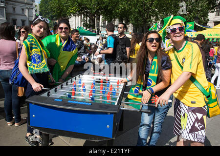 Londres, Royaume-Uni. Jeudi 12 juin 2014. Jouer au baby-foot. Les Brésiliens se réunissent pour les célébrations du Jour du Brésil à Trafalgar Square. Un Rassemblement pour célébrer le début de la Coupe du Monde de la FIFA, Brésil 2014. Revelers chanter et danser et jouer jeux de football et tous les dans le jaune vert et bleu du drapeau brésilien. Crédit : Michael Kemp/Alamy Live News Banque D'Images