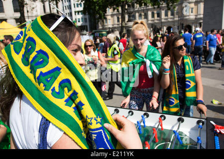 Londres, Royaume-Uni. Jeudi 12 juin 2014. Jouer au baby-foot. Les Brésiliens se réunissent pour les célébrations du Jour du Brésil à Trafalgar Square. Un Rassemblement pour célébrer le début de la Coupe du Monde de la FIFA, Brésil 2014. Revelers chanter et danser et jouer jeux de football et tous les dans le jaune vert et bleu du drapeau brésilien. Crédit : Michael Kemp/Alamy Live News Banque D'Images