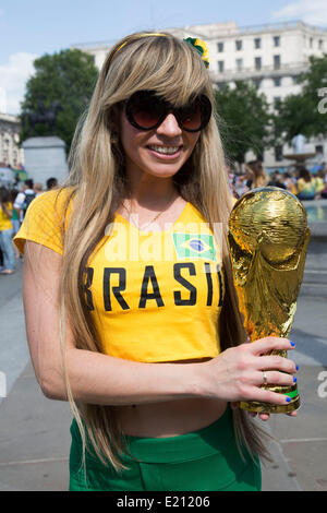 Londres, Royaume-Uni. Jeudi 12 juin 2014. Femme posant avec un trophée de la Coupe du monde. Les Brésiliens se réunissent pour les célébrations du Jour du Brésil à Trafalgar Square. Un Rassemblement pour célébrer le début de la Coupe du Monde de la FIFA, Brésil 2014. Revelers chanter et danser et jouer jeux de football et tous les dans le jaune vert et bleu du drapeau brésilien. Crédit : Michael Kemp/Alamy Live News Banque D'Images