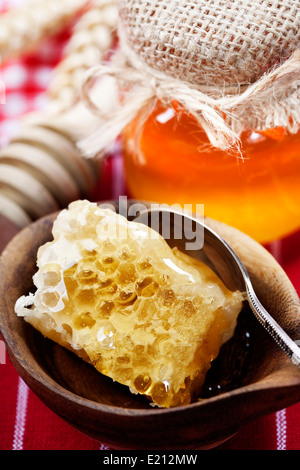 Belle Honey comb, cuillère et le miel en pot Banque D'Images