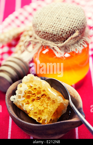 Belle Honey comb, cuillère et le miel en pot Banque D'Images