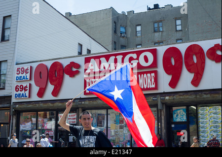 Un défilé goer vagues un drapeau Portoricain à la Brooklyn Puerto Rican Day Parade dans le quartier de Bushwick Brooklyn Banque D'Images