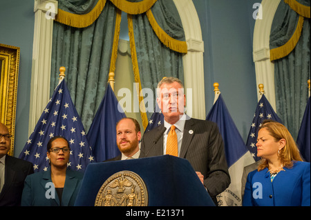 Le maire de New York, Bill De Blasio, centre, lors d'une cérémonie de signature du projet de loi dans la chambre bleue à l'hôtel de ville de New York Banque D'Images