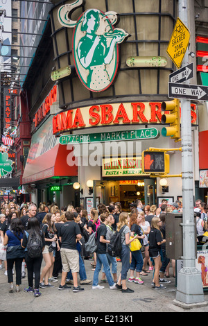 Une foule de touristes passent une Mama Sbarro's restaurant à Times Square à New York Banque D'Images