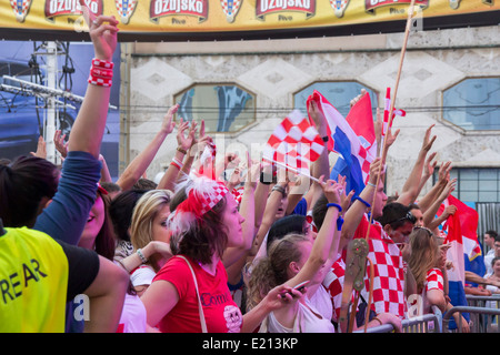 Des fans de football sur la place principale, à regarder l'EURO 2012 match de l'Italie contre la Croatie le 14 juin 2012 à Zagreb, Croatie Banque D'Images