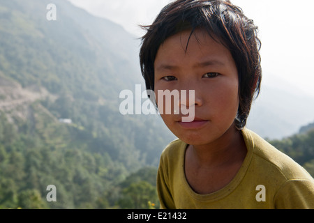 Portrait de jeune garçon népalais en montagnes de l'Himalaya au Népal Banque D'Images