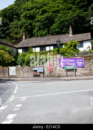 Chalet à Pott Shrigley avec une lampe à gaz sur la route principale. Pott Shrigley, Cheshire, Angleterre, Royaume-Uni. Banque D'Images