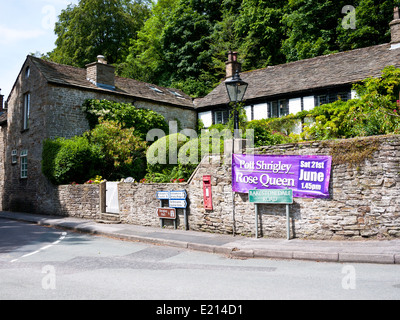 Chalet à Pott Shrigley avec une lampe à gaz sur la route principale. Pott Shrigley, Cheshire, Angleterre, Royaume-Uni. Banque D'Images