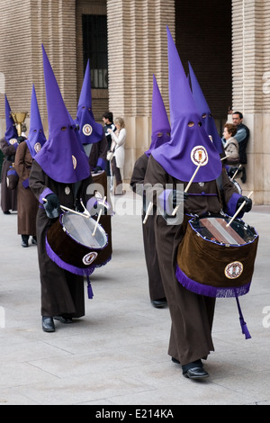 Phoque à capuchon dans une procession de la Semaine Sainte à Saragosse, Espagne. Banque D'Images