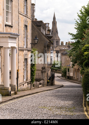 Vieille rue pavées étroites avec des maisons en pierre, Grange Hill et tous les Saints, Stamford, Lincolnshire, Angleterre, Royaume-Uni Banque D'Images