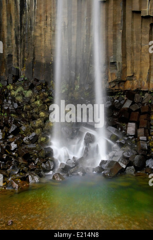 Base de la cascade de Svartifoss dans le parc national de Skaftafell, l'Islande. Banque D'Images