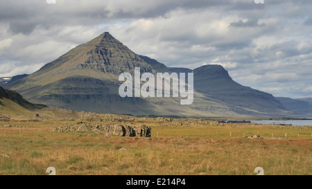 Bulandstindur montage, une montagne en forme de pyramide près de Peoria, l'Islande. Banque D'Images