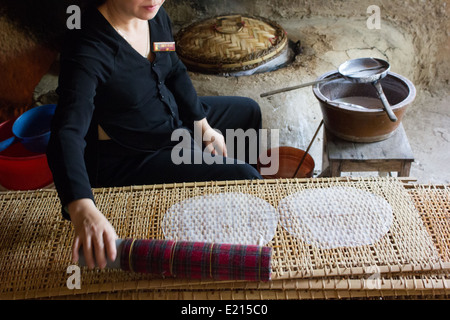 Une dame en papier de riz et laisser sécher à l'Tunnels de Cu Chi à Ho Chi Minh City, Vietnam. Banque D'Images