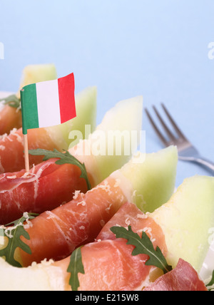 Melon mûr avec le jambon, le parmesan avec l'Italie drapeau, vue d'en haut Banque D'Images