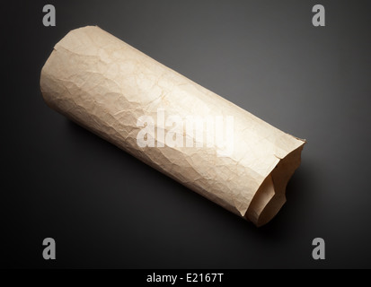 Ancien rouleau de papier froissé jaune sur le tableau noir Banque D'Images