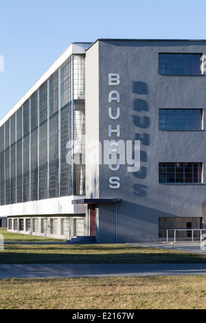 Bâtiment du Bauhaus, repère restauré de l'ancienne maison de l'école qui a fondé le modernisme, à Dessau, Allemagne. Banque D'Images