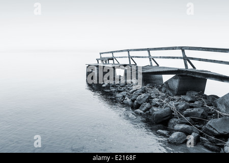 Ancienne jetée en bois sur le lac en Matin brumeux Banque D'Images