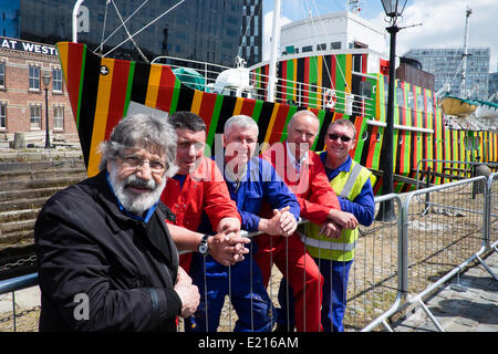 Liverpool, UK, 12 mai 2014. Une visite de l'artiste Carlos Cruz-Diez fraîchement peint dazzle ship à Liverpool. En collaboration avec la Biennale de Liverpool, il a conçu le schéma de peinture pour le navire Edmund Gardner qui est administré par les Musées nationaux de Liverpool. Le navire fait partie de la Biennale de Liverpool 2014. Crédit : Peter Carr/Alamy Live News Banque D'Images