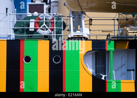 Liverpool, UK, 12 mai 2014. Une visite de l'artiste Carlos Cruz-Diez fraîchement peint dazzle ship à Liverpool. En collaboration avec la Biennale de Liverpool, il a conçu le schéma de peinture pour le navire Edmund Gardner qui est administré par les Musées nationaux de Liverpool. Le navire fait partie de la Biennale de Liverpool 2014. Crédit : Peter Carr/Alamy Live News Banque D'Images