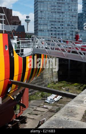 Liverpool, UK, 12 mai 2014. Une visite de l'artiste Carlos Cruz-Diez fraîchement peint dazzle ship à Liverpool. En collaboration avec la Biennale de Liverpool, il a conçu le schéma de peinture pour le navire Edmund Gardner qui est administré par les Musées nationaux de Liverpool. Le navire fait partie de la Biennale de Liverpool 2014. Crédit : Peter Carr/Alamy Live News Banque D'Images