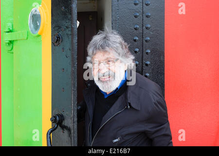 Liverpool, UK, 12 mai 2014. Une visite de l'artiste Carlos Cruz-Diez fraîchement peint dazzle ship à Liverpool. En collaboration avec la Biennale de Liverpool, il a conçu le schéma de peinture pour le navire Edmund Gardner qui est administré par les Musées nationaux de Liverpool. Le navire fait partie de la Biennale de Liverpool 2014. Crédit : Peter Carr/Alamy Live News Banque D'Images