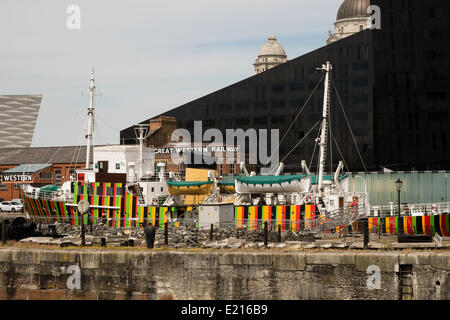 Liverpool, UK, 12 mai 2014. Une visite de l'artiste Carlos Cruz-Diez fraîchement peint dazzle ship à Liverpool. En collaboration avec la Biennale de Liverpool, il a conçu le schéma de peinture pour le navire Edmund Gardner qui est administré par les Musées nationaux de Liverpool. Le navire fait partie de la Biennale de Liverpool 2014. Crédit : Peter Carr/Alamy Live News Banque D'Images